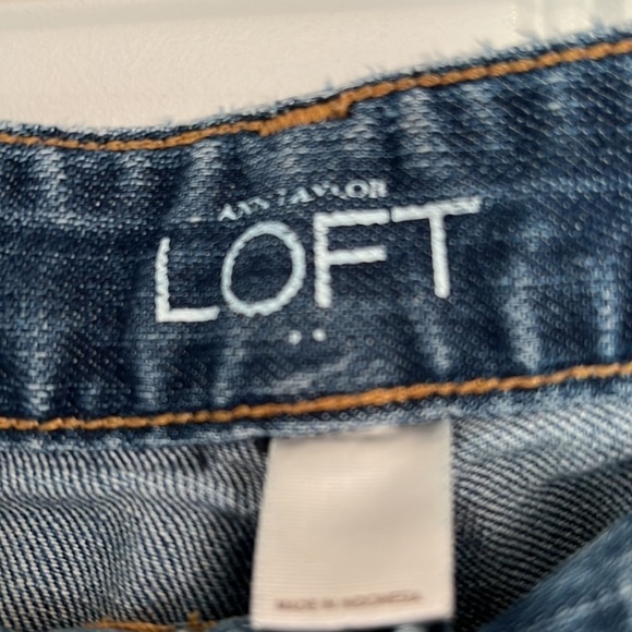 Ann Taylor Loft original Jean Short Size 8 - Picture 2 of 5
